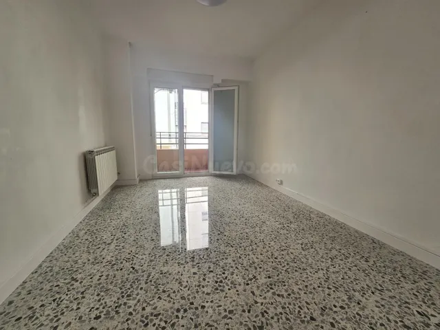 Piso de 71 m2. Distribuido en cuatro dormitorios, salón, coc - foto 2
