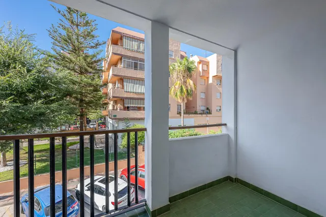 Piso familiar de 4 dormitorios con dos terrazas y piscina en el centro de Fuengirola — 26