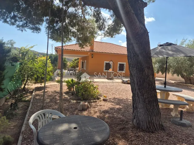 SE VENDE CHALET EN BUEN ESTADO EN MONFORTE DEL CID EN LA ZONA DEL FONT DEL LLOP — 24