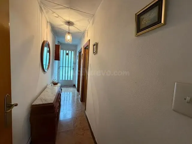 CHALET ADOSADO A REFORMAR, ESQUINERO CON SALIDA A DOS CALLES - foto 2