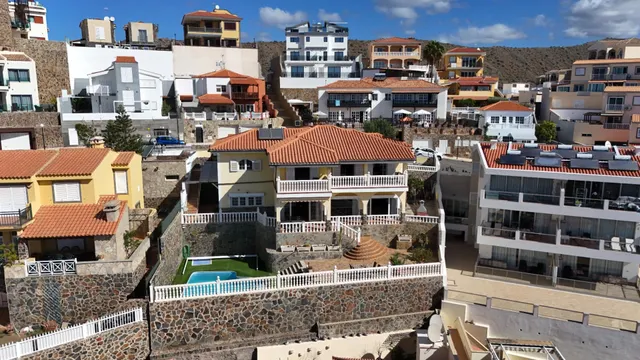 Elegante villa de 4 dormitorios en Arguineguín | Vistas panorámicas al mar, gran parcela y un potencial excepcional! — 9