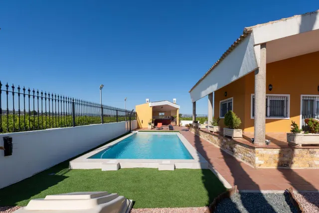 ¡¡ Estupendo chalet de 495 m2. construidos en una parcela de 1.000 m2. vallada, dentro del perímetro de una finca de 9.480 m2. !! — 5