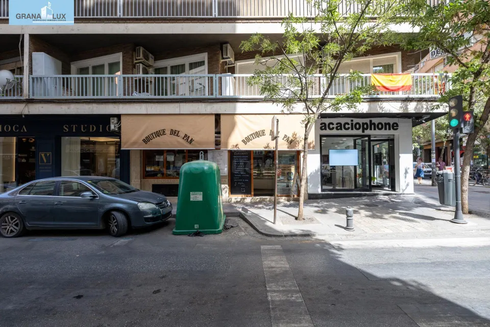Oportunidad de negocio por jubilación. Se vende local con negocio instalado y funcionado. Ancha de Gracia.