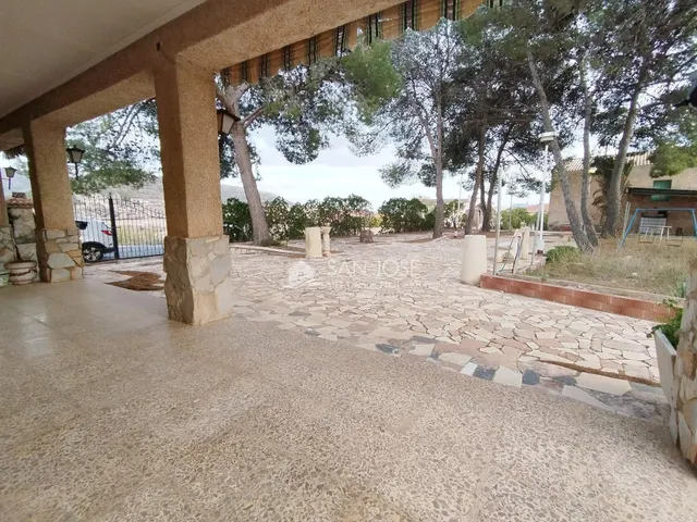 SE VENDE CHALET EN PARCELA URBANA EN LA ROMANA — 31
