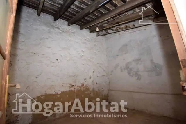 ¡GRAN OPORTUNIDAD! BIEN UBICADA PARA REFORMAR EN TORRENT — 23