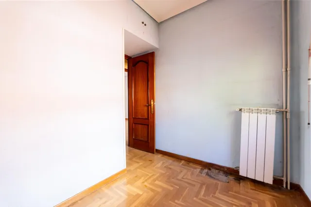 Piso amplio con 4 habitaciones y luminoso con terraza en zona tranquila y ajardinada. — 11