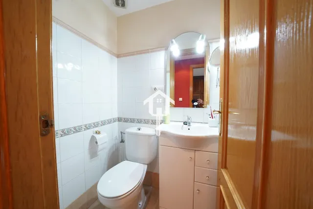 Chalet adosado con buhardilla en ciudad jardín de Alicante: garaje para 4 vehículos, terraza de 30m2 y piscina — 25