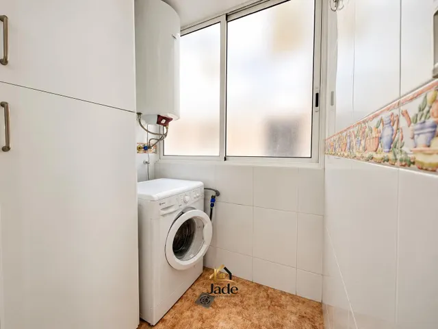 Excelente piso de 4 dormitorios y dos baños en la zona de Ciudad Jardin, junto a la avenidad del Aeropuerto — 11