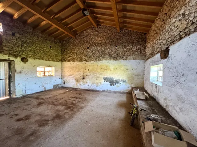 CONJUNTO DE EDIFICACIONES CON TERRENO URBANO EN LA REVILLA. — 23