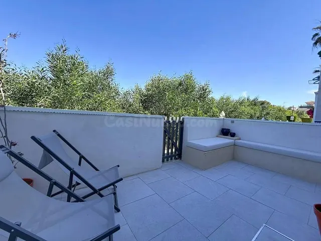 Apartamento con piscina y pistas deportivas — Una de las zon - foto 2