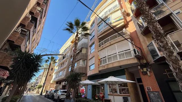 ✨ Piso de 135 m2 en pleno centro de Torrevieja, junto a la Plaza de la Constitución – Amplio, luminoso y con infinitas posibilidades ✨ — 4