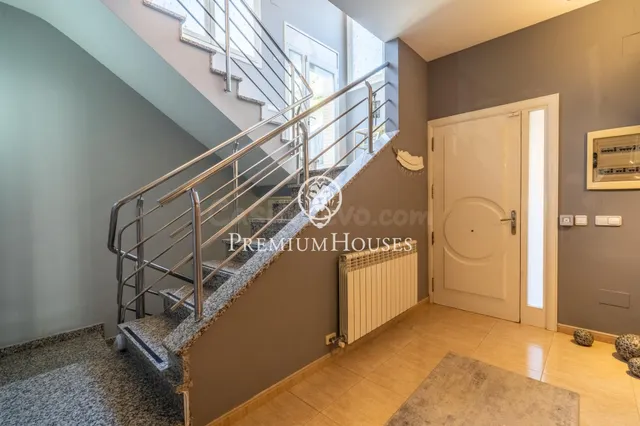 Chalet en venta con ascensor, piscina y grandes espacios en  - foto 3