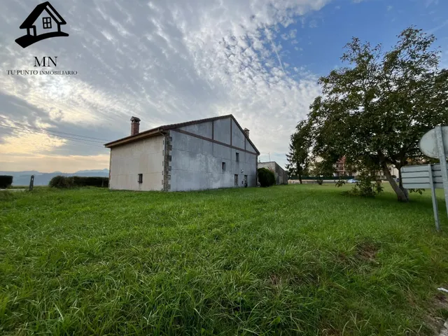 Casona Independiente Tradicional de Piedra con Balconada y Jardín Urbano en Penagos — 10