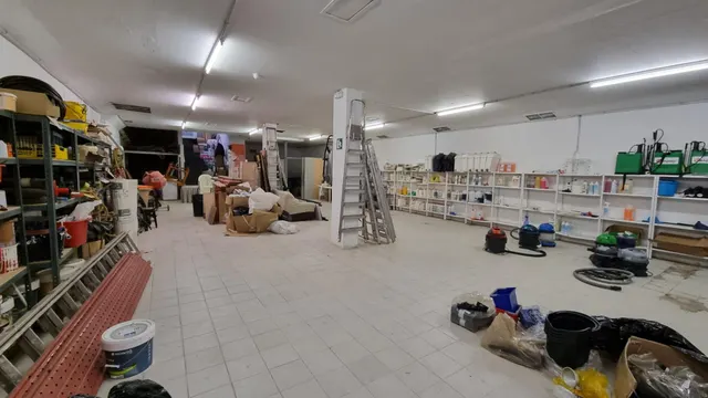 LOCAL COMERCIAL EN VENDA AL CENTRE — 28