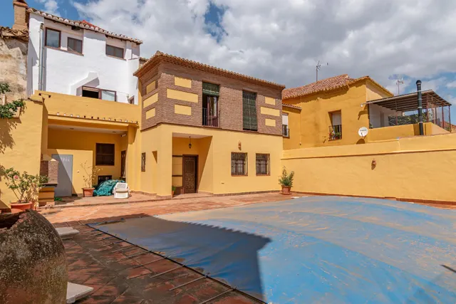 Casa de grandes dimensiones ubicada en la calle Duende, cerca de la Plaza del Conde Luque. — 42