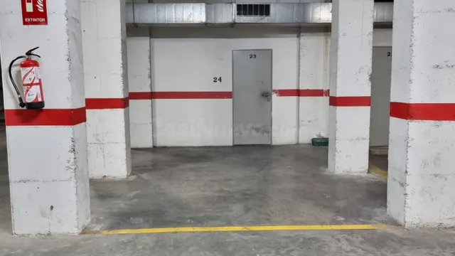 GRAN PLAZA DE APARCAMIENTO PROTEGIDA POR COLUMNAS Y CON CUAR
