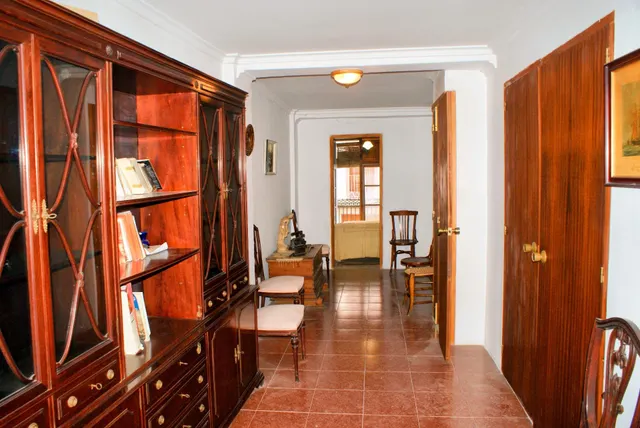 Amplia casa con patio interior en Font de la Figuera — 5