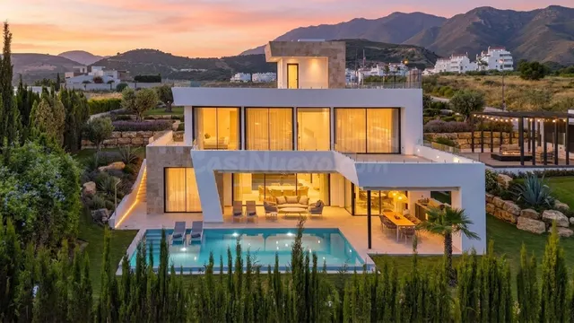 Chalet 4 habitaciones 424m² en venta - Costa Del Sol