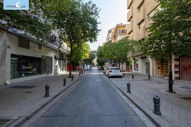 Local comercial junto a calle Alhamar. Ideal para oficina, despacho o almacén. Muy económico — 15