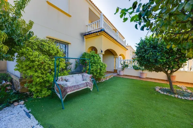 Gran bungalow planta baja en torrevieja: 4 hab, 1 baño — 4