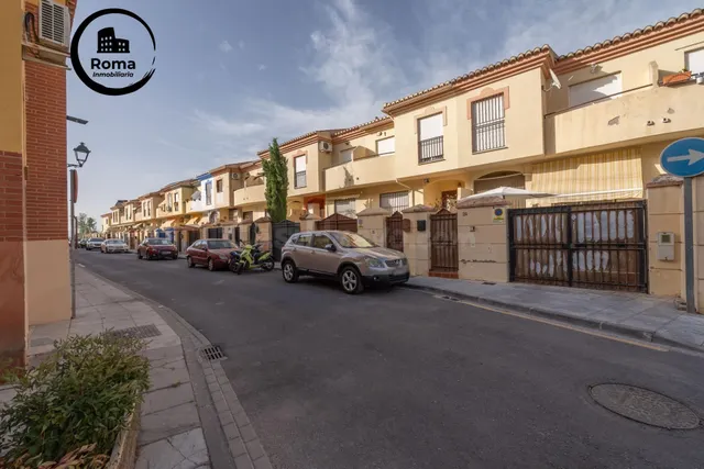 ¡MAGNIFICA CASA UNIFAMILIAR ADOSADA EN LOMALINDA, OGIJARES!
