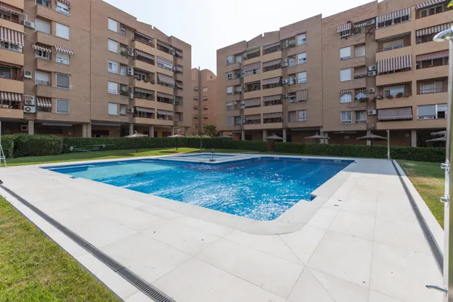 Amplio piso de 4 dormitorios en la prestigiosa urbanización Las Brisas – La Chana — 40