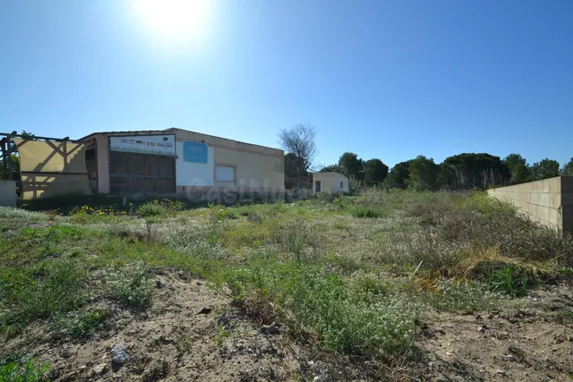 Terreno urbano de 600 m2 en venta en la urbanización Riumar - foto 2