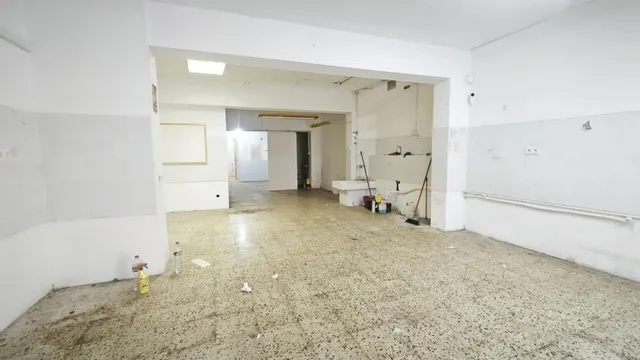 Local en venta para reformar en la calle Salinas, Vila de Gràcia. — 16