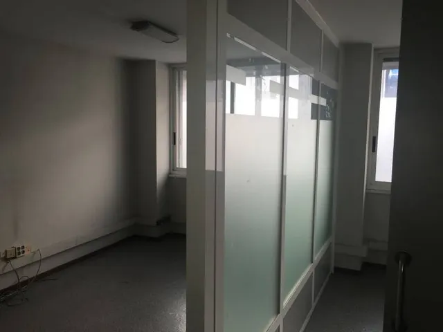 LOCAL COMERCIAL EN ENTRESUELO EN BUEN ESTADO — 12