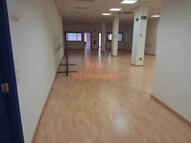 EN VENTA O ALQUILER ESPECTACULAR LOCAL EN ZONA INDUSTRIA — 5