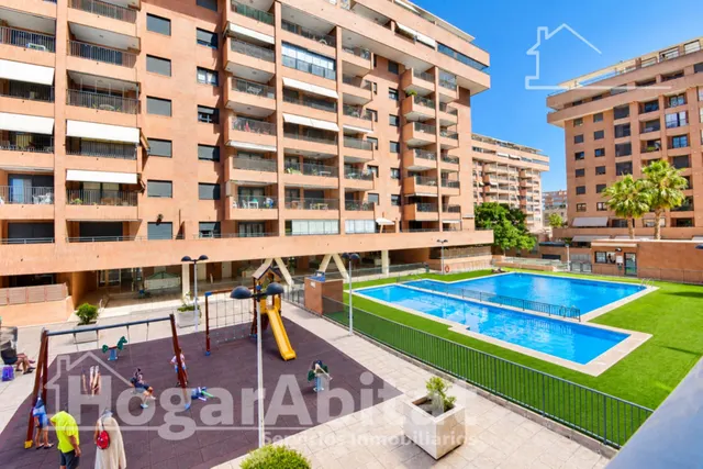 Seminuevo con piscina, garaje, trastero y terraza cerca del mar — 29