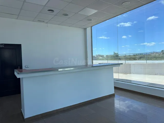 NAVE INDUSTRIAL EN ALQUILER CON OFICINAS, PARKING PRIVADO Y 