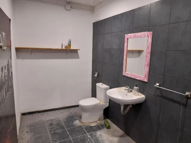 Gran local comercial de 275m2 con patio en la Eixample — 8