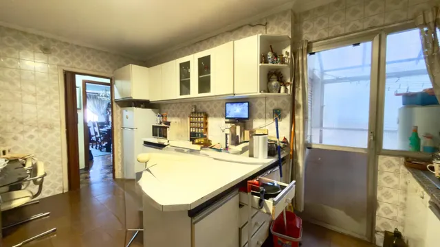 Se vende piso en el centro para reformar con ascensor 4 habitacione, 2 baños y garaje — 18