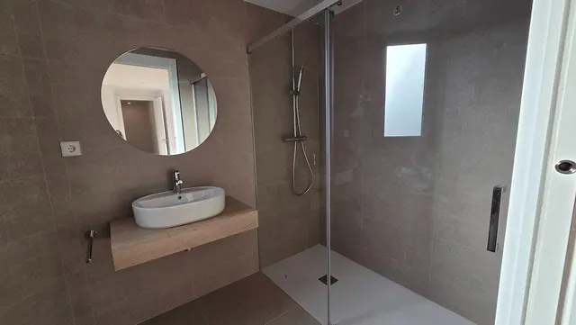 Piso nuevo a estrenar, con terraza, pk, trastero, ascensor y patio comunitario. Súper céntrico. — 13