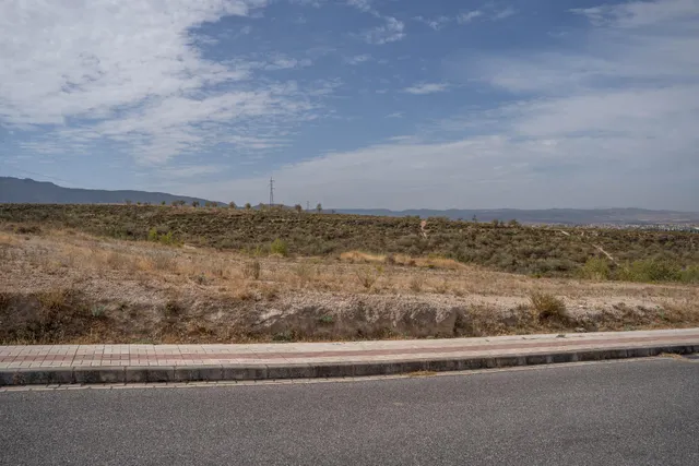 Terreno urbano de 750 m2 en Altos de La Zubia. Parcela 17, manzana M — 10