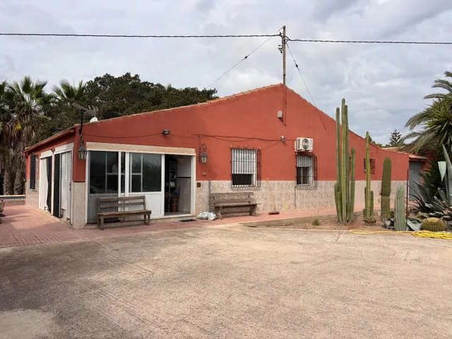 Impresionante Chalet en La Hoya con Amplio Terreno y Piscina — 9