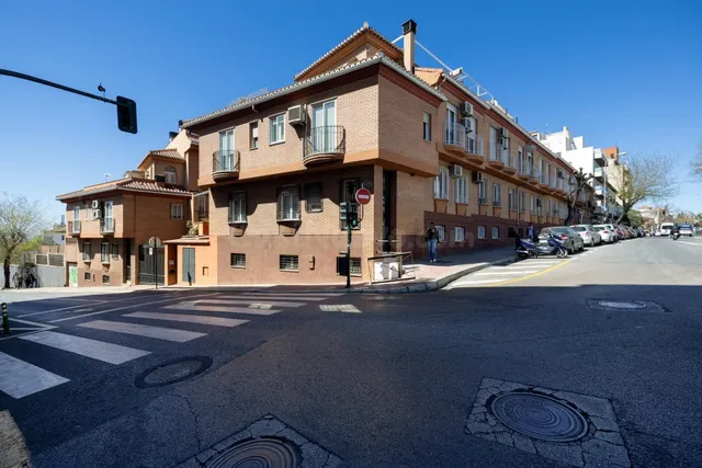 Espectacular casa unifamiliar en recinto cerrado en Granada 