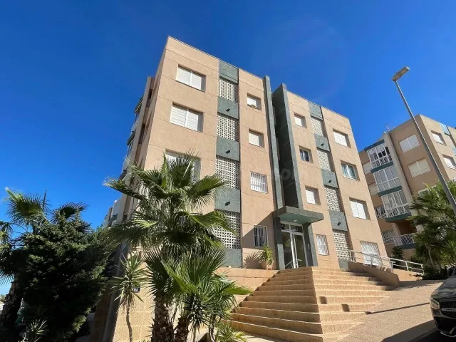 Se vende un apartamento de 2 dormiotrios en la última planta - foto 3