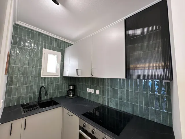 Apartamento céntrico, luminoso, y elegantemente reformado (1.ª planta). Balcón con orientación este, piscina comunitaria y a solo 800 m de Playa del Cura. — 12