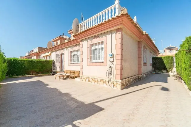 Encantadora casa adosada de 3 dormitorios con amplio jardín 