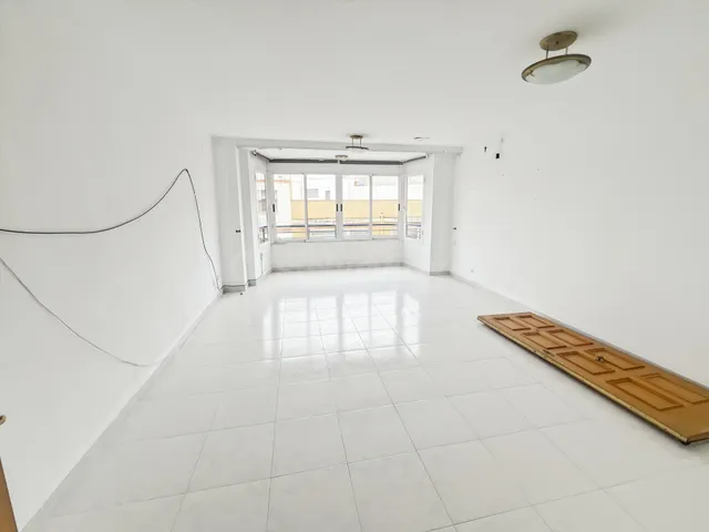 Amplio Piso en Vinaròs - Ideal para Reformar a Tu Gusto - foto 5