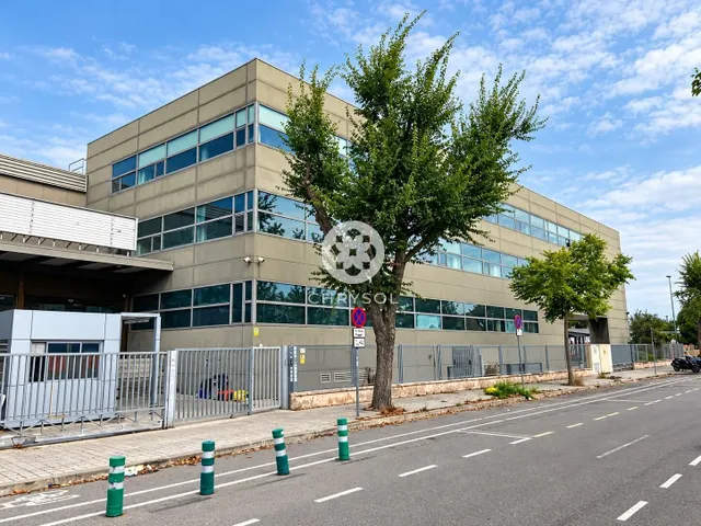 Exclusiva nave industrial tipo c con edificio corporativo junto a zona franca y fira de Barcelona. — 2