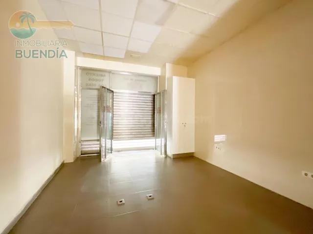 FANTASTICO LOCAL COMERCIAL A TAN SOLO 120M DE LA PLAYA — 2