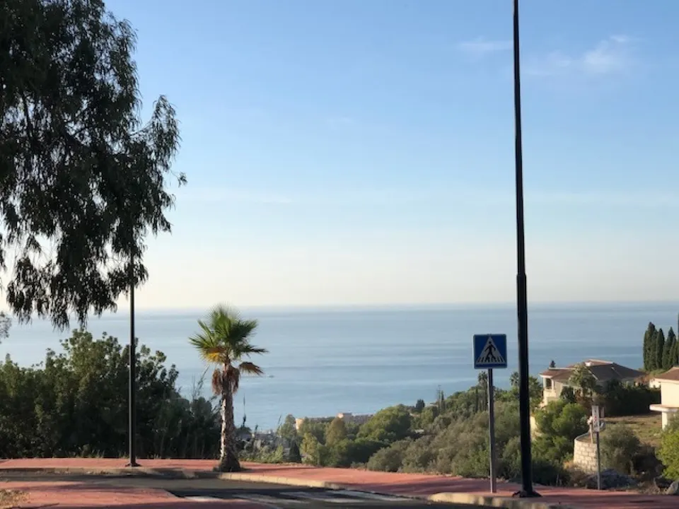 se venden parcelas urbanas en una exclusiva urbanizacion en benalmadena