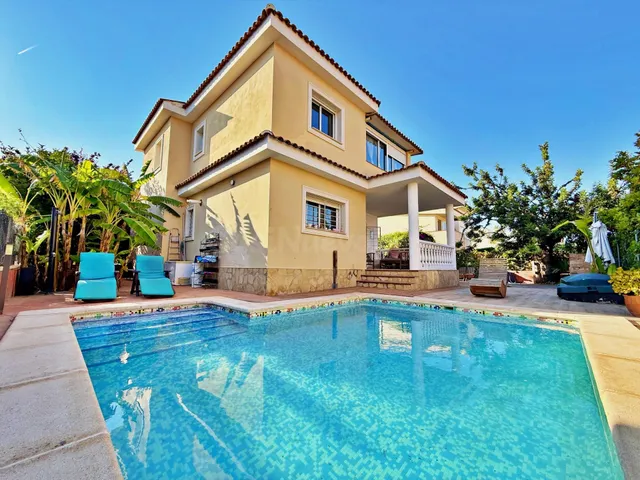 Chalet independiente con piscina en venta en Llíria | 4 habi - foto 5