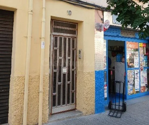 SE VENDE piso OKUPA en Calle Mossen Tatcher 10 de Terrassa, Barcelona. — 2