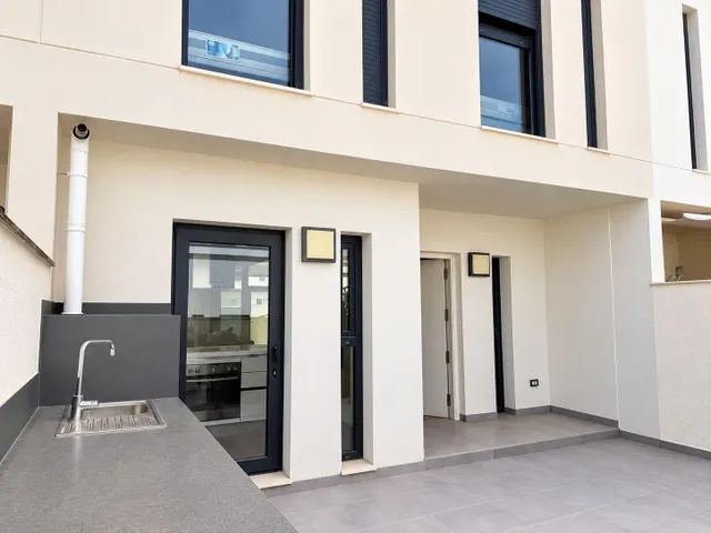 Moderno chalet adosado de 315m2 con gran garaje y piscina comunitaria — 30