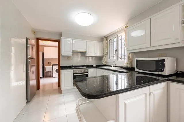 Amplia vivienda con piscina privada, terraza y garaje cerrado — 18