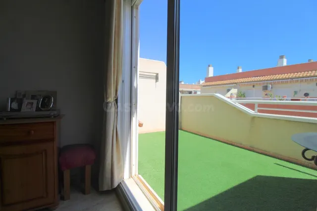 Ático de 3 dormitorios y 2 baños, con solárium privado y plaza de aparcamiento — 4